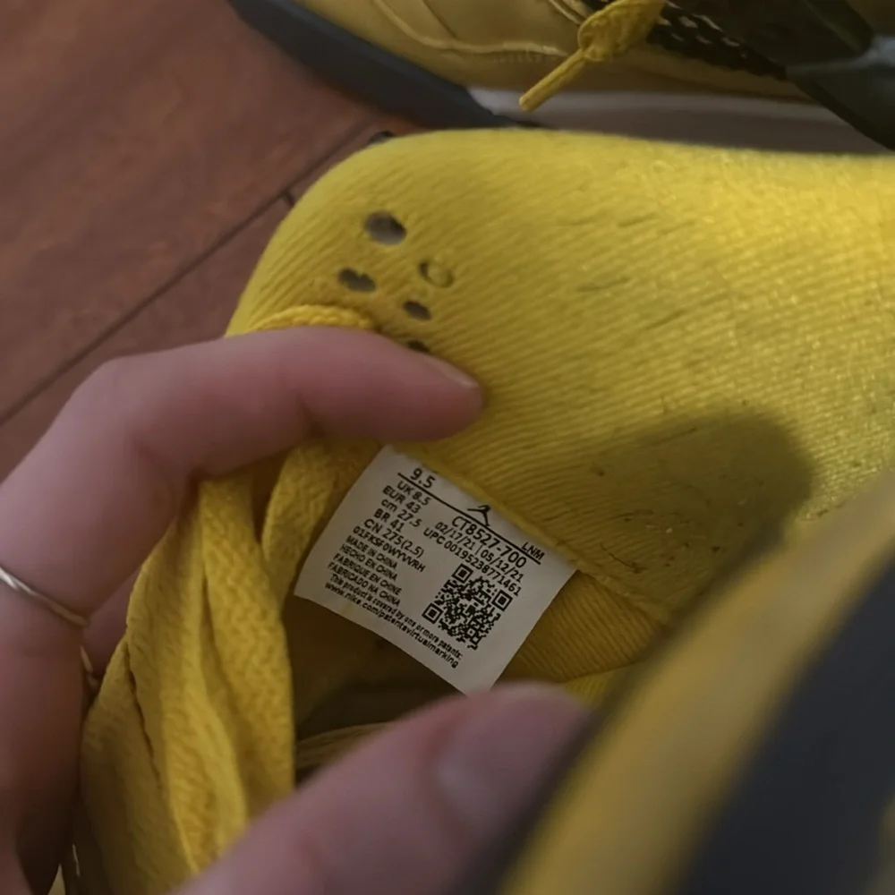 Jordan 4 Lightning